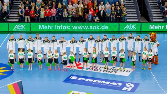The men's national team of the German Handball Federation (DHB) with the HARTING logo displayed on their pants / Photo Sascha Klahn/DHB
