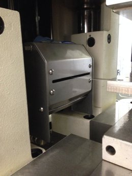 spray.xact reflection - Sprühkammer eingebaut in einen Stanzautomaten.JPG