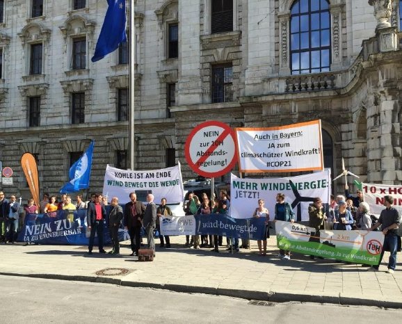 Energiewendebefürworter demonstrieren von dem bayerischen Verfassungsgericht - Bild Green C.JPG
