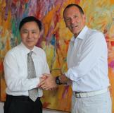 Steve Li (li.) und Ottmar Flach  (re.) schließen die Distributionsvereinbarung