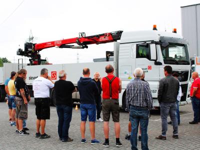 Schulungen zur Unfallvermeidung mit Jürgen Peucker: Fahrer der sht aus Stockstadt erlernen Methoden und Maßnahmen zur Verbesserung von Kon-zentration, Orientierung und Fahrzeughandling / Foto: sht