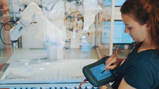 Mit einem Erlebnis-Lern-Truck oder Webinaren präsentiert DISCOVER INDUSTRY verschiedene Meilensteine im Produktentstehungsprozess. (c) Baden-Württemberg Stiftung gGmbH