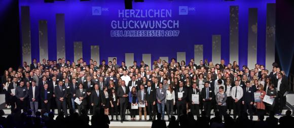 Die diesjährigen Jahrgangsbesten der Industrie- und Handelskammer Karlsruhe gemeinsam mit IHK-Präsident Wolfgang Grenke und Alfons Moritz, stellv. Hauptgeschäftsführer der IHK Karlsruhe und Leiter Geschäftsbereich Aus- und Weiterbildung
