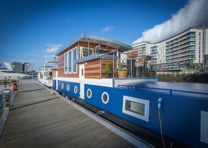 Gillian und David Campbell schufen aus der desolaten "Nolly" ein Luxus-Hausboot im Hafen Belfast. Der REHAU Partner Windowmate steuerte witterungsbeständige und passgenau gefertigte Fenster bei / Foto: REHAU