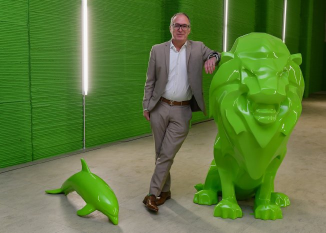 Matthias Blatz im 3D-gedruckten Wavehouse.jpg