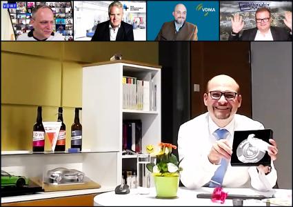 Markus Horn nahm im Rahmen der VDWF-Spätschicht „Mex Special“ die Werkzeug- und Formenbau-Ehrenmedaille stellvertretend für seinen Vater Lothar Horn entgegen. Die Jury-Mitglieder Ralf Dürrwächter, Geschäftsführer des VDWF, Prof. Wolfgang Boos, Geschäftsführer der WBA Werkzeugbauakademie Aachen, Alfred Graf Zedtwitz, Pressesprecher des Fachverbands Präzisionswerkzeuge des VDMA und Richard Pergler, Inhaber von Pergler Media (v. l.) gratulierten online.
Foto: VDWF