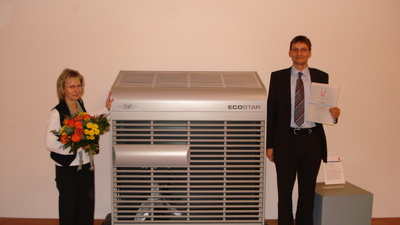 Bild "BITZER_ECOSTAR": Brigitte Herrmann und Andreas Schreiber von BITZER Schkeuditz mit dem BITZER ECOSTAR. Der Verflüssigungssatz erreichte den dritten Platz im Bereich Produktdesign beim Sächsischen Staatspreis für Design