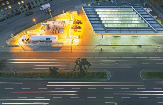 Linde_hydrogen_fuelling_station_Berlin_with Linde H2 trailer.jpg