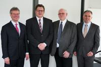 Chefwechsel bei konstruktionspraxis. v.l.n.r.: Stefan Rühling (Vorsitzender der Geschäftsführung Vogel Business Media), Stefan Willeke (neuer Chefredakteur konstruktionspraxis), Karl Ullrich Höltkemeier (scheidender Chefredakteur konstruktionspraxis), Bernd Weinig (Publisher Verlagsbereich Industriemedien)