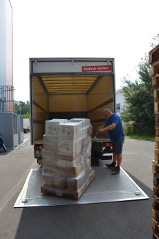 Die Feuerwehr Rüdnitz fährt gleich mit mehreren, mit Sachspenden beladenen LKWs in Richtung.JPG