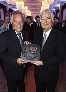 Die beiden Geschäftsführer der Festo Konzern-Holding Dr. Wilfried Stoll (rechts) und Dr. h.c. Kurt Stoll wurden jetzt mit dem Leonardo Award in der Kategorie "Company Transformation" ausgezeichnet (Bildquelle: Leonardo Award 2012/Franz Pflügl)