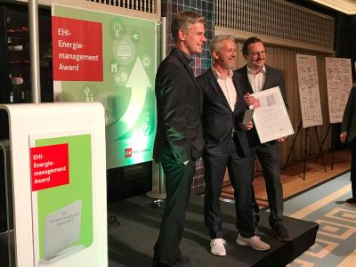 Übergabe des EHI Energiemanagement Awards an Breuninger im Stadtpalais in Köln. Carsten Kreutze, Claudio Rizza, Jens Gräther (von links nach rechts)