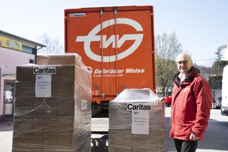 Johannes Dines, Direktor der Caritas Salzburg, freut sich über die Unterstützung beim Transport der Hilfspakete durch Gebrüder Weiss / Bild: Caritas