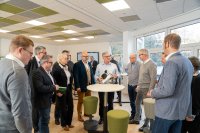 Best Practice vom und für den SELVE-Vertrieb: Außendienstmitarbeiter Josef Walter erklärte bei einem Workshop, wie verschiedene Rollladenkästen mit dem Notbediensystem MAN Rescue bestückt werden können: Hier zeigt er einen MAN Rescue (schwarz), der sich mit einem neuen „Stern-Lager“ ganz einfach in das Kopfstück eines Aufsatzkasten (weiß) fügt.