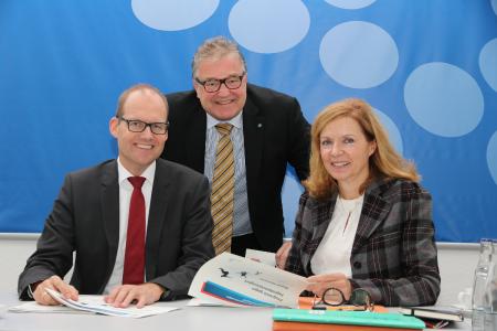 „Wir sind stolz auf das, was wir bisher geschafft haben – aber es gibt noch viel zu tun“: Ulf-Birger Franz (v.l.), Dezernent für Wirtschaft, Verkehr und Bildung, Regionspräsident Hauke Jagau und Dr. Andrea Hanke, Dezernentin für Soziale Infrastruktur der Region Hannover, bei der Vorstellung des Programms gegen Jugendarbeitslosigkeit / Foto: Region Hannover / S. Wendt