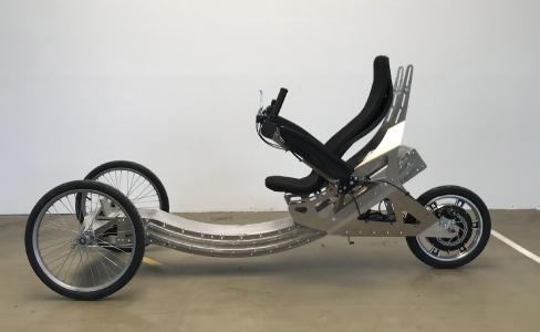 Der SitDriver ist ein innovatives, sicheres und höchst wandlungsfähiges Leichtbau-Rad mit kompakten Abmessungen, bequemer Sitzposition und einem integrierbaren Wetter- und Sonnenschutz.
©Bildquelle: WMT