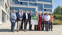 Die Ehrengäste: Achim Grimm, Kreistagsvorsitzender des Landkreises Darmstadt-Dieburg; Martin Kräh, Stadtverordnetenvorsteher Ober-Ramstadt; Prof. Markus Harzenetter, Präsident Landesamt für Denkmalpflege Hessen; Tobias Silbereis, Bürgermeister Ober-Ramstadt; Lutz Köhler, Erster Kreisbeigeordneter Kreisausschuss des Landkreises Darmstadt-Dieburg; Dr. Jennifer John, Geschäftsführerin KulturRegion Frankfurt RheinMain gGmbH; Carolina Romahn, Geschäftsführerin World Design Capital 2026; MdL Peter Franz, Martin Vallaster der Partnergemeinde Bartholomäberg (Österreich); Stefan Dörsing, dt. Vizemeister im Poetry-Slam (v.l.n.r.)