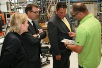 Nach dem Gespräch mit Finanzvorstand Harald Vogelsang (2.v.l.) zeigte FDP-Generalsekretär Patrick Döring (2.v.r.) auch großes Interesse an den Produktionsprozessen bei Weidmüller.