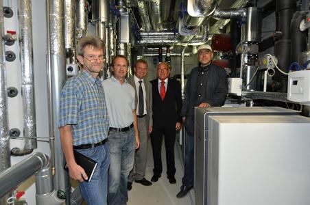 Im Technikraum des Elternhauses mit einer der insgesamt drei Großwärmepumpen (von links): Johann Englmann vom Ingenieurbüro Martin, Andreas Krüger vom Energieversorger REWAG, Helmut Paulus und Gerd Wolfrum von STIEBEL ELTRON sowie Architekt Manfred Blasch