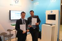 Oliver Becker (links) und Daniel Heer (rechts) freuen sich über die Auszeichnung des Process Solution Award 2016 für arvato Systems.