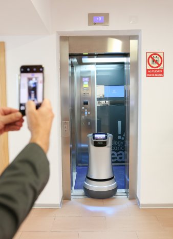 thyssenkrupp_Elevator_Robot_at_offices__11_.jpg