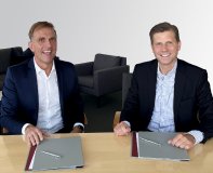 Thomas Wernet (Senior Vice President Sales; CRIF GmbH; links) und Dr. Henning Bergmann (Hauptgeschäftsführer (CEO); DER MITTELSTANDSVERBUND - ZGV e.V.) bei der Unterschrift der Kooperationsvereinbarung in Berlin.