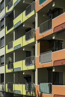 Die Rückseite korrespondiert mit der Farbigkeit der Eingangsbereiche. Auffällig ist die spezielle Gestaltung der Brüstungselemente, Foto: Caparol Farben Lacke Bautenschutz