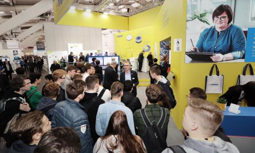 Zahlreiche Besucher am MPDV-Stand informieren sich über Trends und Lösungen rund um die Smart Factory / Bildquelle: MPDV