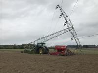 Bei Feldarbeiten wird ein Freileitungsmast der WEMAG Netz GmbH durch einen Traktor beschädigt / Foto: WEMAG/Rupp