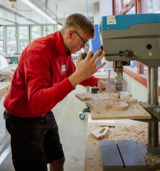 PM 18_25 Bild 2 Ausbildungsstart Schreiner.jpg