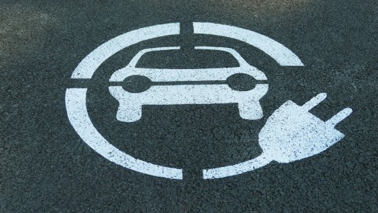 Symbolfoto_E-Ladeparkplatz_c_pexels-jacek-s.jpg