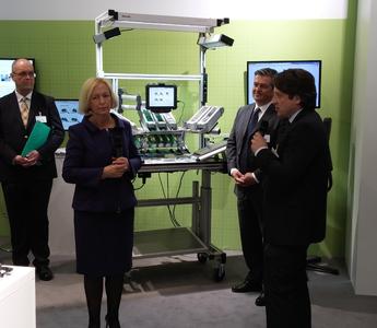 Bundesministerin für Bildung und Forschung Professorin Johanna Wanka und FIR-Wissenschaftler Roman Senderek auf der Hannover Messe 2015