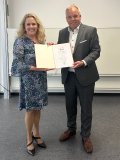 Prof. Dr. Lisa Luebbehusen-Scribner (links) mit dem Dekan der Fakultät Wirtschaftswissenschaften der HSB, Professor Peter Laudi.