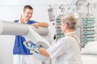 Oberkörpertraining mit dem THERA-Trainer bemo zur frühen Mobilisierung auf der Intensivstation