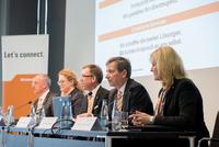 Der Vorstandsvorsitzende der Weidmüller Gruppe Dr. Peter Köhler (2.v.r.) zog im Rahmen der Jahrespressekonferenz auf der Hannover Messe mit Blick auf das vergangene Jahr eine positive Bilanz. (v.l.n.r.): Volpert Briel (Vertriebsvorstand), Elke Eckstein (Vorstand Operations), Harald Vogelsang (Finanzvorstand) und Dr. Peter Köhler (Vorstandsvorsitzender), Marion Sommerwerck (Leiterin Unternehmenskommunikation)