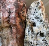 Abbildung 1. Typische krustenförmige Quarzgänge mit Kammtextur, die während des geologischen Kartierungsprogramms von 2026 auf dem Projekt Cabin Lake beobachtet wurden. Geologische Beobachtungen aus dem Programm haben das Verständnis des Unternehmens für das epithermale Mineralisierungssystem des Projekts erheblich verbessert. Die gezeigten Gesteinsproben wurden zur Analyse an das Labor geschickt
