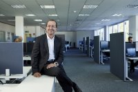 Haluk Menderes, Geschäftsführer von Eplan, freut sich: „In den vergangenen 19 Jahren hervorragender Zusammenarbeit hat AB-Micro uns immer von seiner Leistungsfähigkeit und Marktpräsenz überzeugt.“ / Quelle Eplan GmbH & Co. KG 