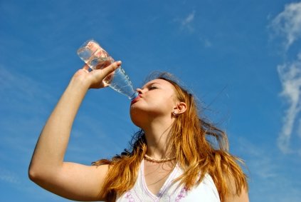 Woman_drinks_water.jpg