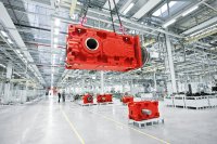 Großgetriebe von SEW kommen in vielen Industriezweigen zum Einsatz, beispielsweise im Automobil- und Maschinenbau oder im Materialtransport.