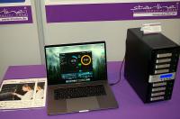 Auf dem Starline-Stand zeigen die Techniker wie das Areca-System ARC-8050T3-8 (rechts) zu einem MacBook seine Daten mit rund 2100 Megabyte pro Sekunde überträgt – also einer Nettodatenrate von 17 Gbit/s. Ein 4,37 Gigabyte großes DVD-Image wäre beispielsweise schon nach zwei Sekunden kopiert. Aktuell haben die hier vorgestellten Areca-Systeme übrigens ihre Thunderbolt 3-Zertifizierung von Intel und Apple erhalten