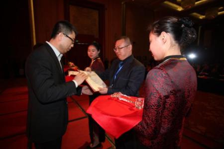 Mr. Ni Wanchun (right), Director of Quality at Goldwind, presented the award to Mr. Sun Weidong, Vice President Sector Management Renewable Energies, Railway, and Aerospace at Schaeffler Greater China