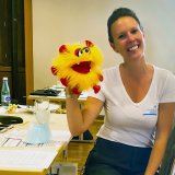 Auf der SKZ-Fachtagung Polymerschäume 2020: SKZ-Eventmanagerin Nathalie Spiegel mit einem Corona-Maskottchen. (Foto: SKZ)