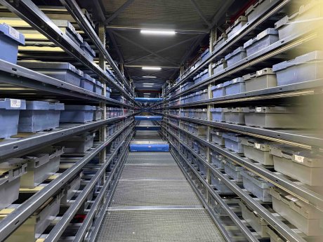 Gasse im Shuttlelager von Baur Hermes Fulfilment_klein.jpg