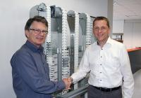 Hannes Lederbauer, Geschäftsführer und Gründer der E-M-M-A GmbH mit Sascha Krebs, Geschäftsführer Maschinenbau Kitz GmbH