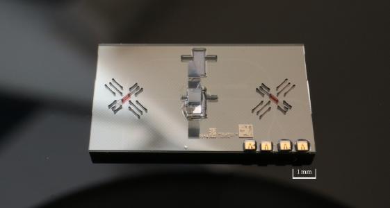 Aus dem Labor in die Anwendung: Auf Basis der mikro-optischen Bank des Fraunhofer HHI werden zukünftig photonisch integrierte Chips (PICs) für die sichere Quantenkommunikation realisiert