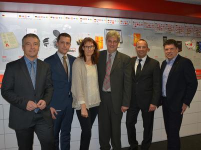 (v. l. n. r): Rainer Schätzl (Geschäftsführer Würth Elektronik iBE GmbH), Thorsten Jordan (Geschäftsführer Würth Elektronik iBE GmbH), Martina Kissling (Geschäftsführerin Büchele Unternehmensgruppe), Erwin Büchele (Geschäftsführer Büchele Unternehmensgruppe), Thomas Schrott (CEO Würth Elektronik eiSos Gruppe), Oliver Konz (CEO Würth Elektronik eiSos Gruppe) Foto: Würth Elektronik iBE GmbH