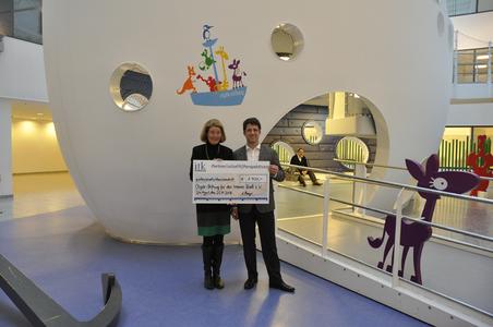 Gemeinsam für den guten Zweck: Dr. Stefanie Schuster, Präsidentin des Vorstands der Olgäle-Stiftung, und Andreas Mampe, Bereichsleiter bei ITK Engineering, vor der „Arche der Hoffnung“ im Foyer des Olgahospitals (Foto: ITK Engineering)