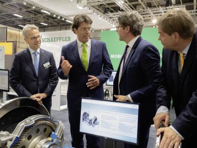 Von links nach rechts: Dr. Stefan Spindler, Vorstand Industrie der Schaeffler AG und Klaus Rosenfeld, Vorsitzender des Vorstands der Schaeffler AG, erläuterten Bundesminister Andreas Scheuer sowie dem Parlamentarischen Staatssekretär Enak Ferlemann die neuen Produkte und Dienstleistungen von Schaeffler / Foto: Schaeffler