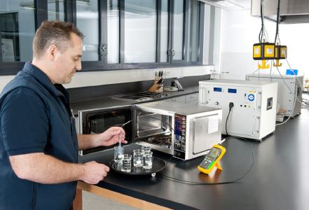 In der Testküche von TÜV SÜD werden Mikrowellen hinsichtlich ihrer Sicherheit und der angegebenen Leistungskriterien geprüft. Unter anderem auch, ob die Hitze im Garraum gleichmäßig an die zu erwärmenden Lebensmittel abgegeben wird