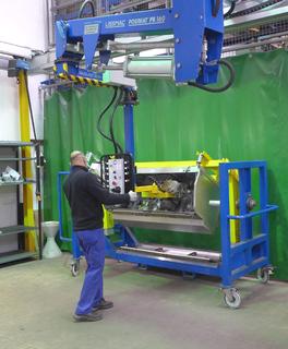 Bild 8: Gefühlvolles Herausfädeln der Modulplatten aus dem Bremscontainer